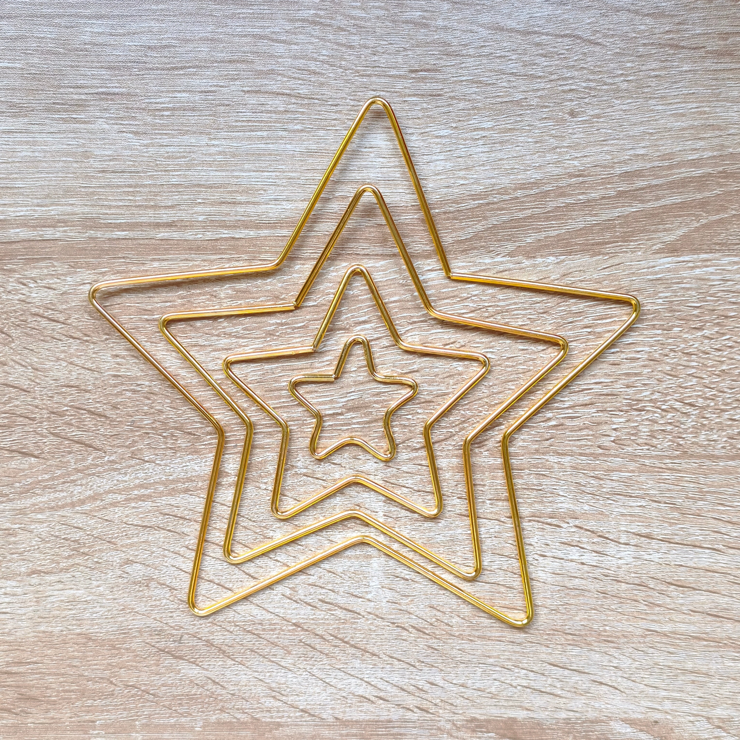 Étoile en métal doré disponible en 5, 10, 15 ou 20cm.