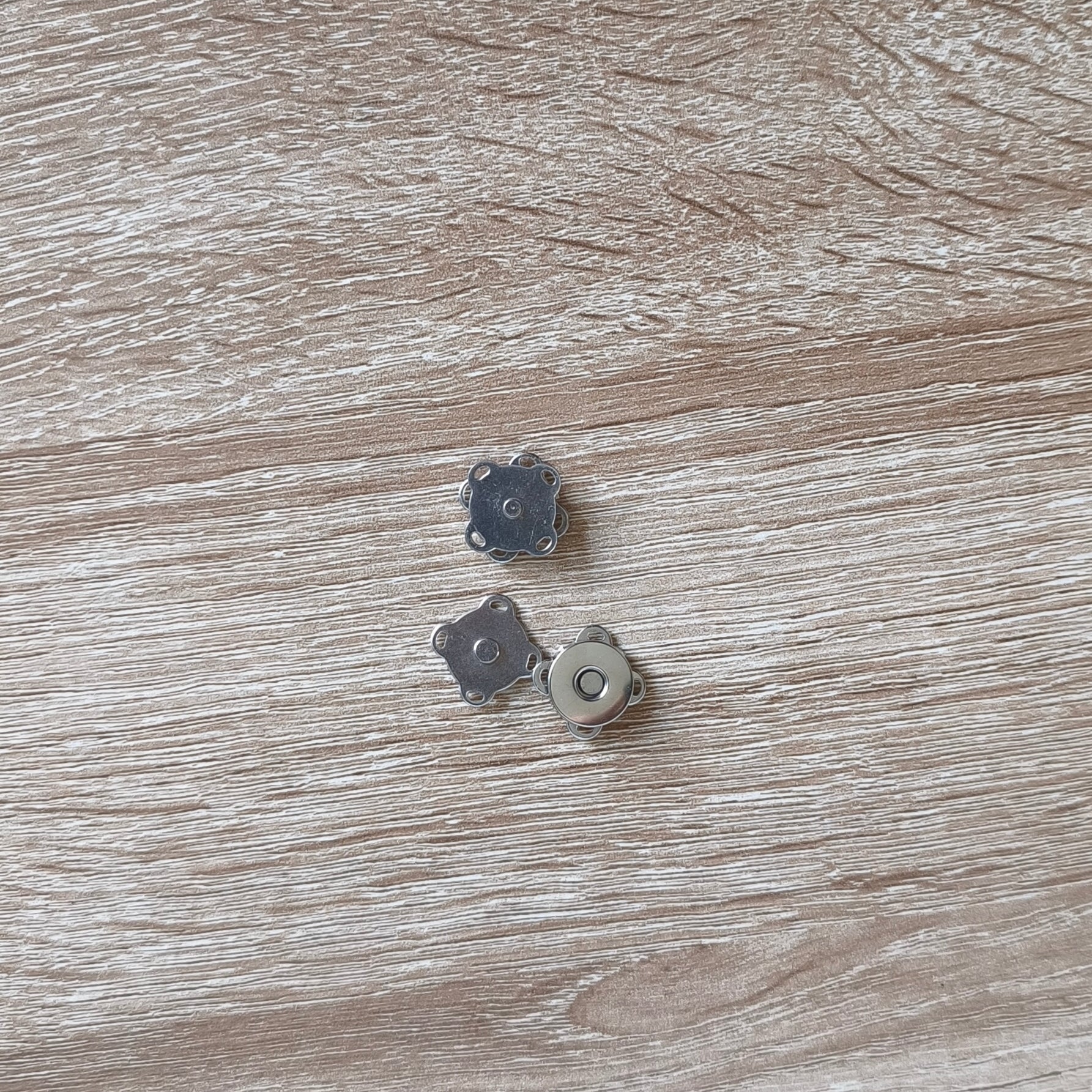 Bouton fermeture aimantée à coudre de 14 mm argent 
