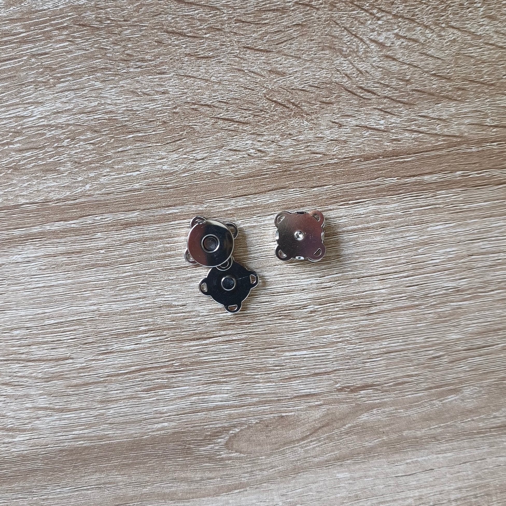 Bouton fermeture aimantée à coudre de 18 mm argent 