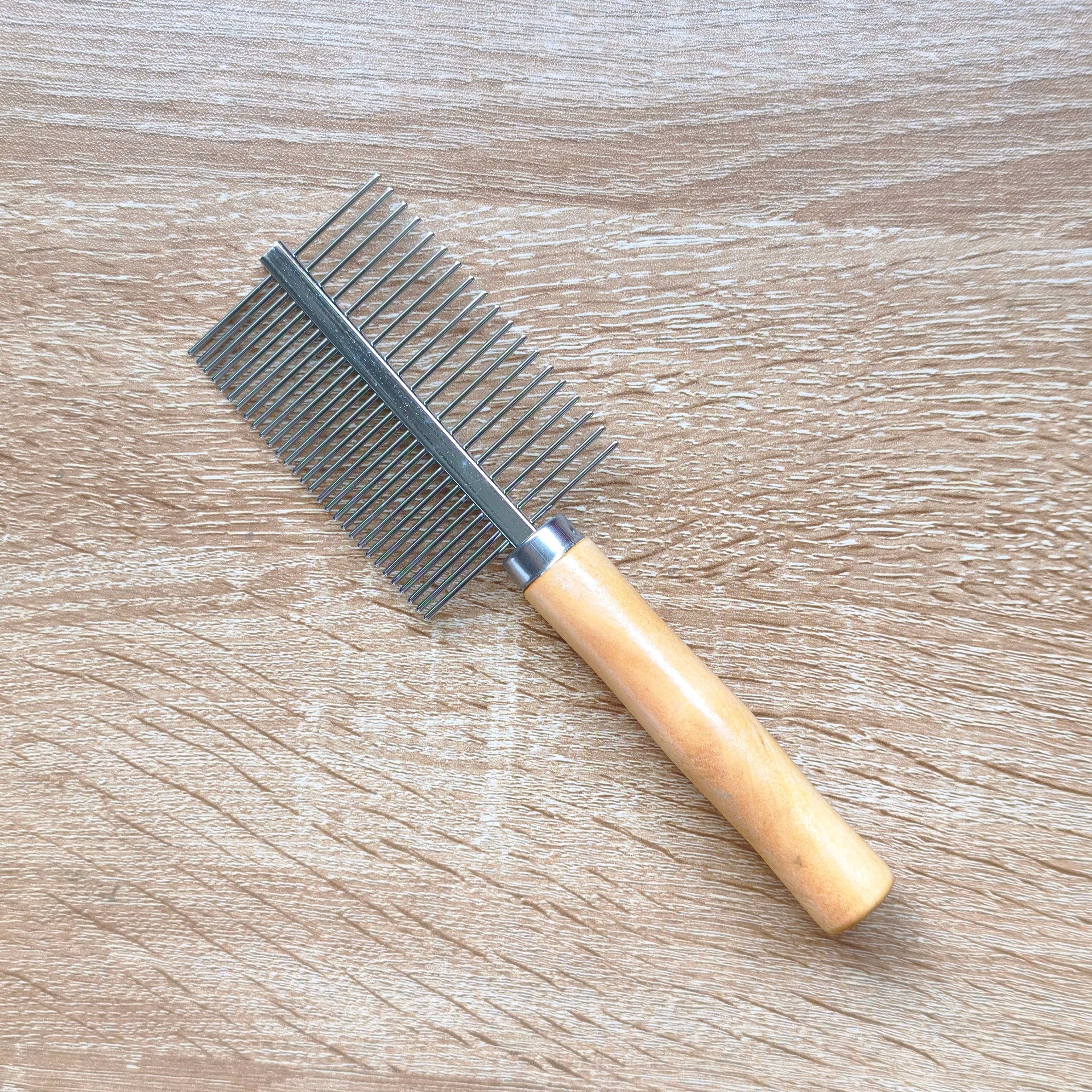 Peigne avec poignée en bois, deux côtés au espacement différents
