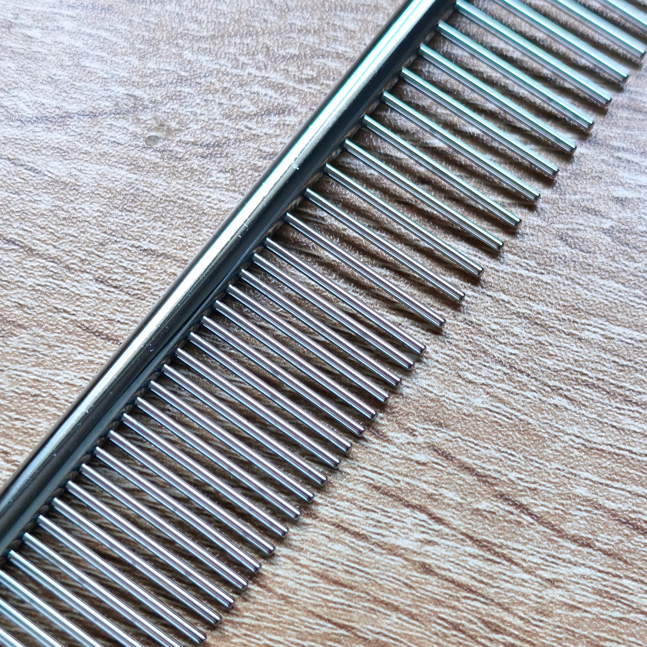 Zoom sur le peigne en métal idéal pour le macrame 