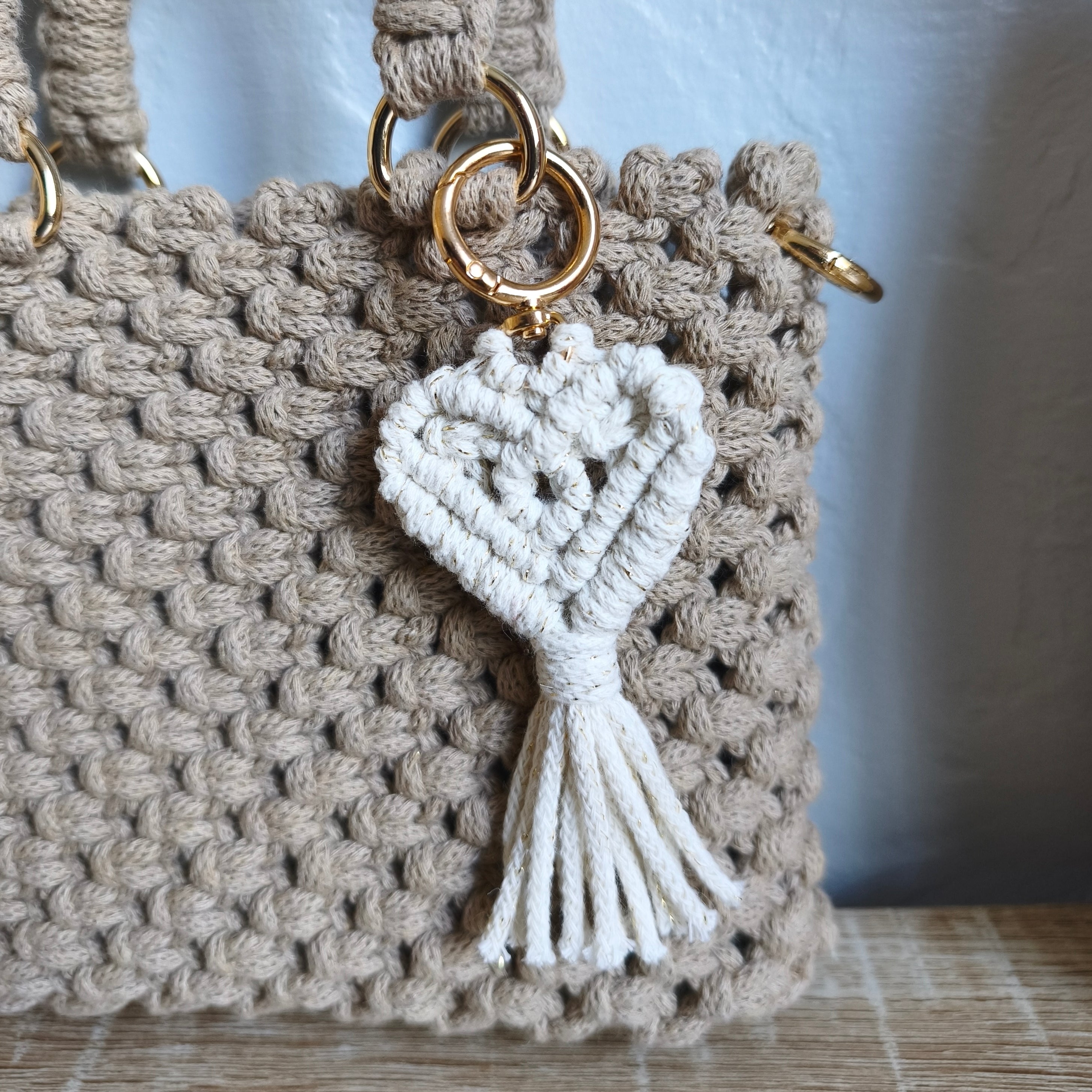 Porte clé coeur en macramé sur sac