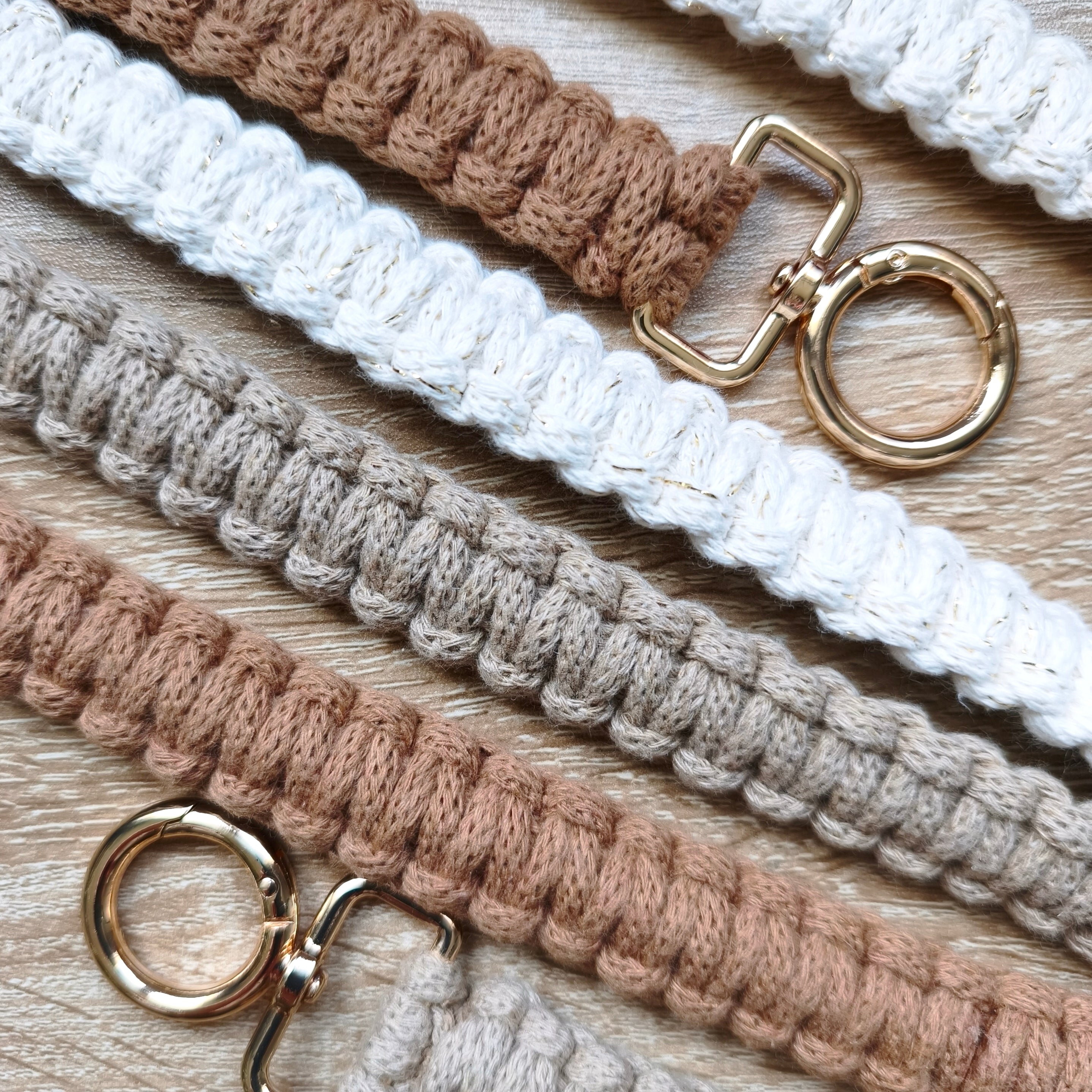 Zoom sur les anses en macramé, longueur et couleur personnalisable 