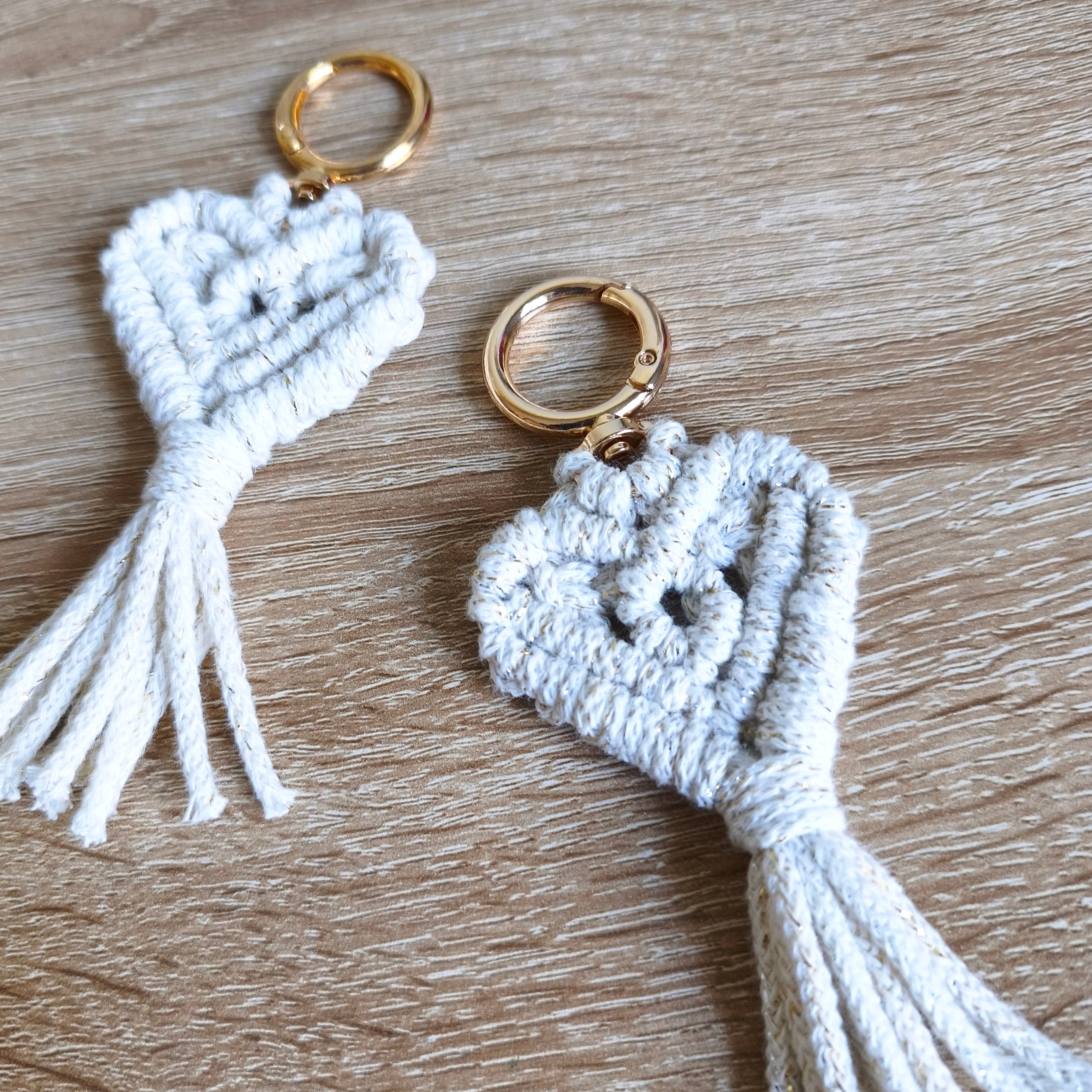 Porte-clé en macramé coeur zoom
