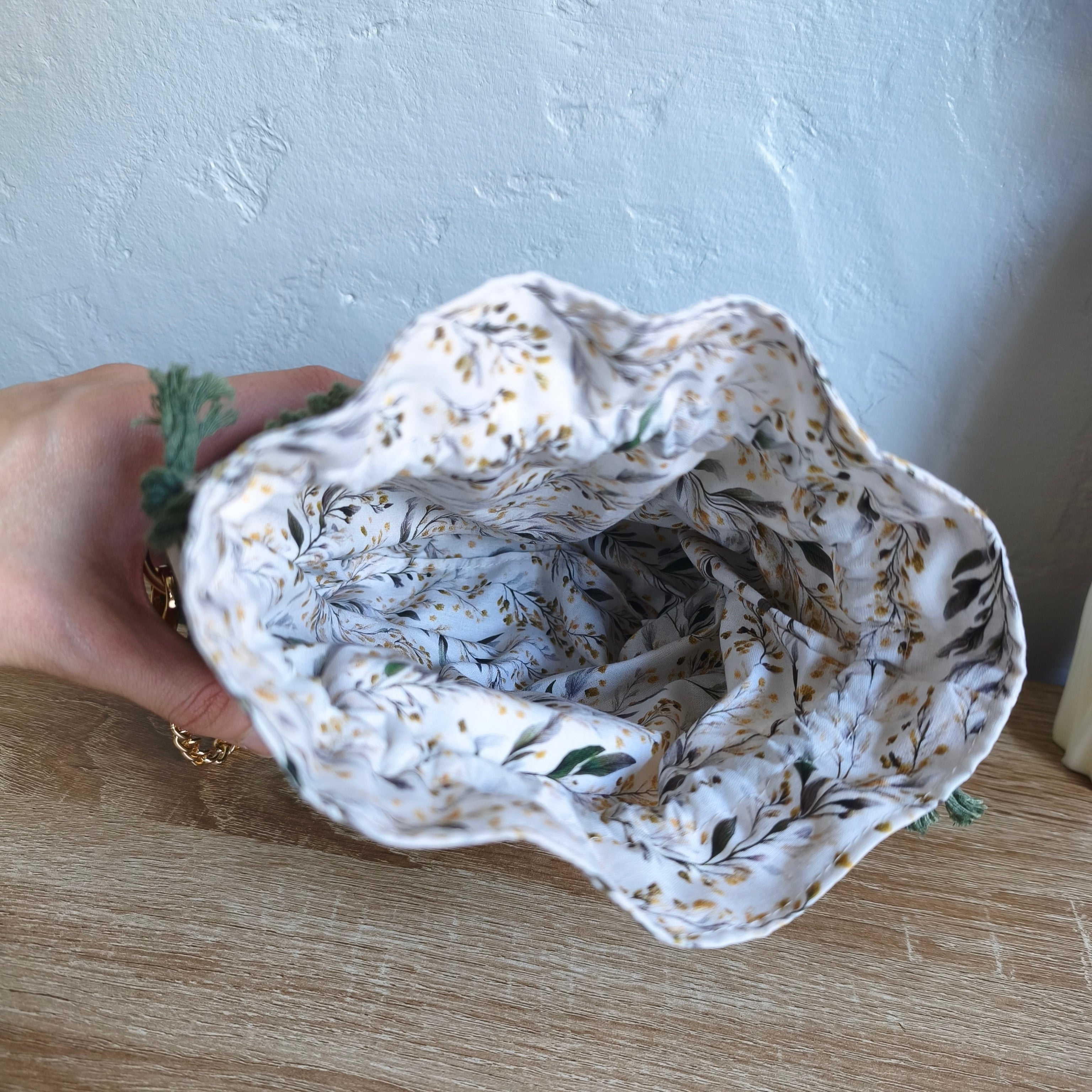 Sac personnalisable en macramé modèle SHELLY, en forme de coquillage, vue de l'intérieur avec tissu